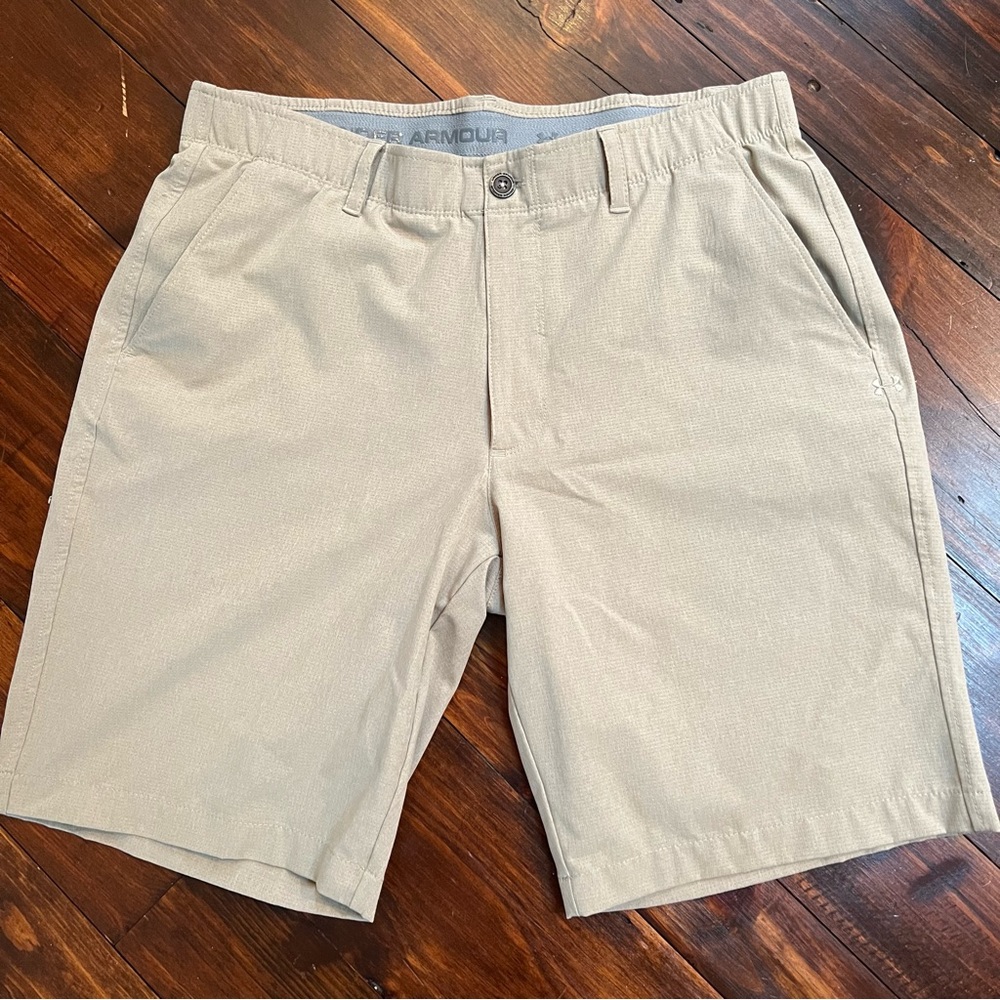 Mens khaki Under Armour heatgear shorts size 36